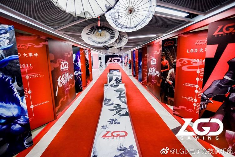 LGD十周年庆典：红蓝白新LOGO，战队全新出发