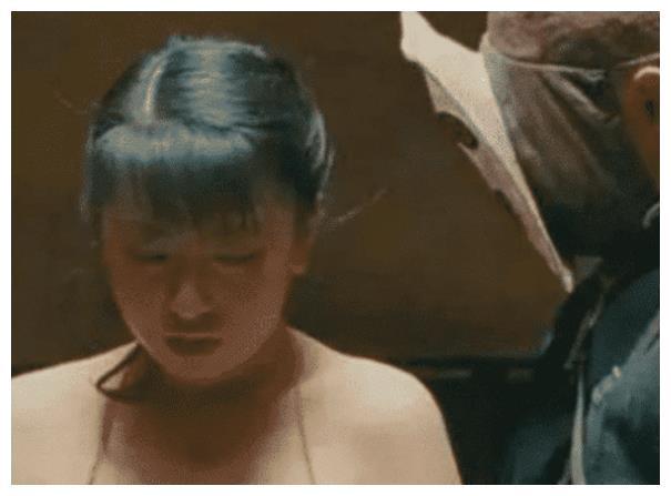 撕掉她的衣服：电影揭秘背后的故事