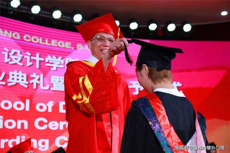 毕业典礼拨流苏，寓意学有所成