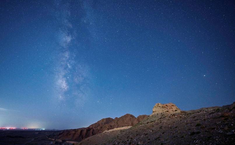 璀璨星空，贺兰山夜空星轨美如画
