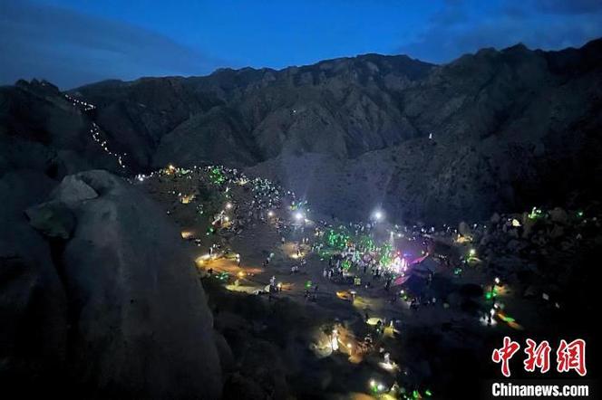 璀璨星空，贺兰山夜空星轨美如画