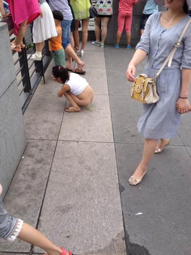 上海外滩上厕所有多难？游客排队2小时！