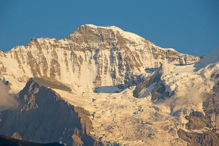 艾格峰北壁：真实山难，户外探险电影的灵感