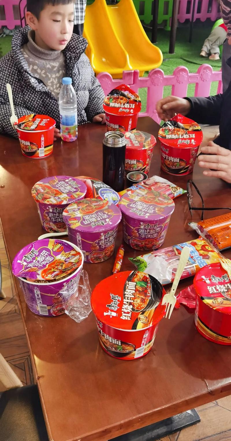 高速服务区泡面风波：餐厅经理喊“这是我的地盘”