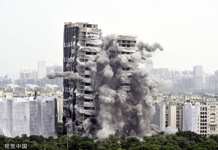 城市爆破拆除：违建建筑灰飞烟灭