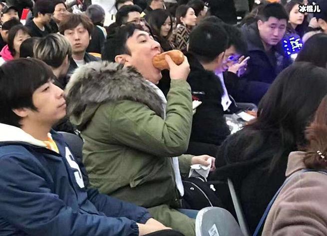 王思聪吃玉米引热议！网友：比热狗还上头
