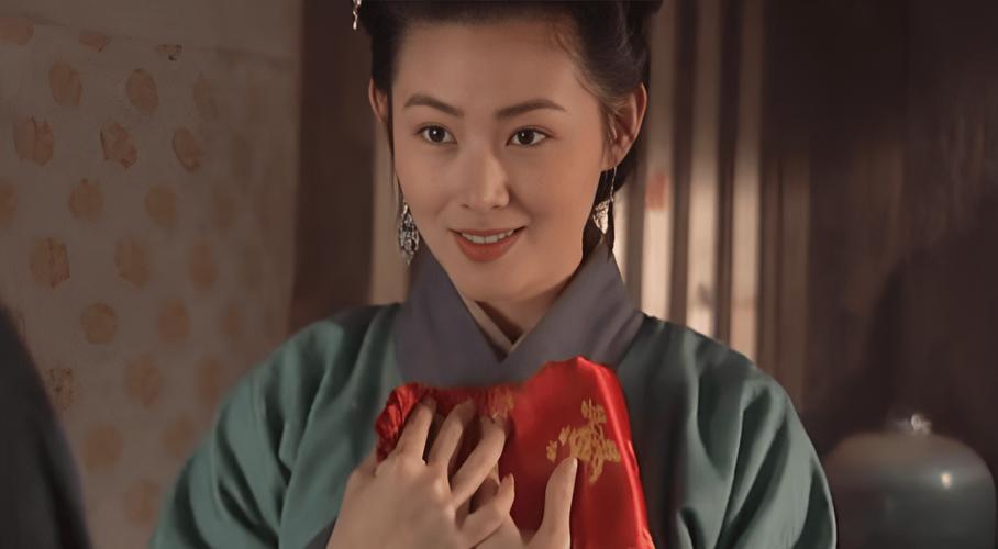 水性杨花潘金莲，武松撕开她衣服报仇
