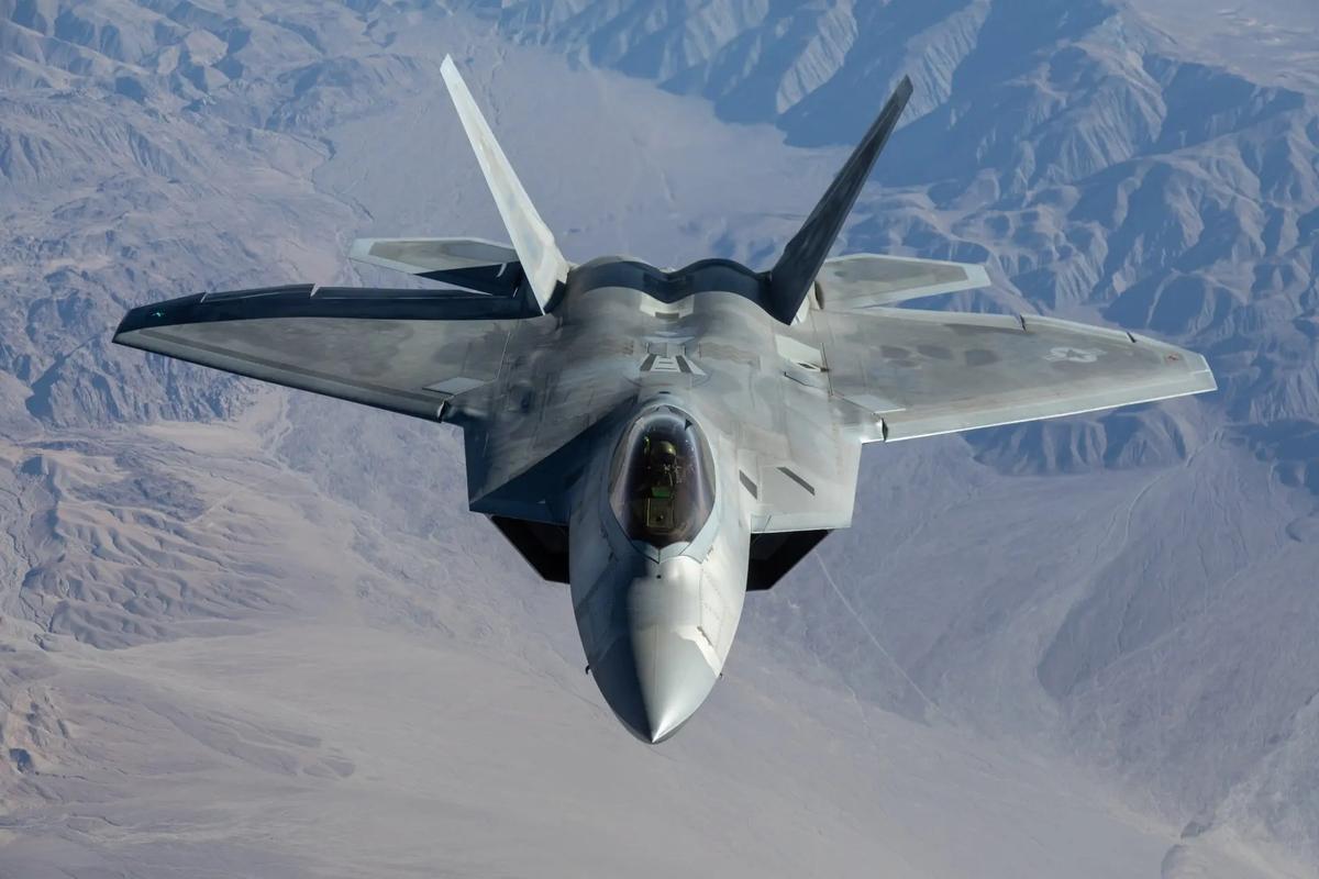 空中战斗机：F-22猛禽VS F-35闪电II