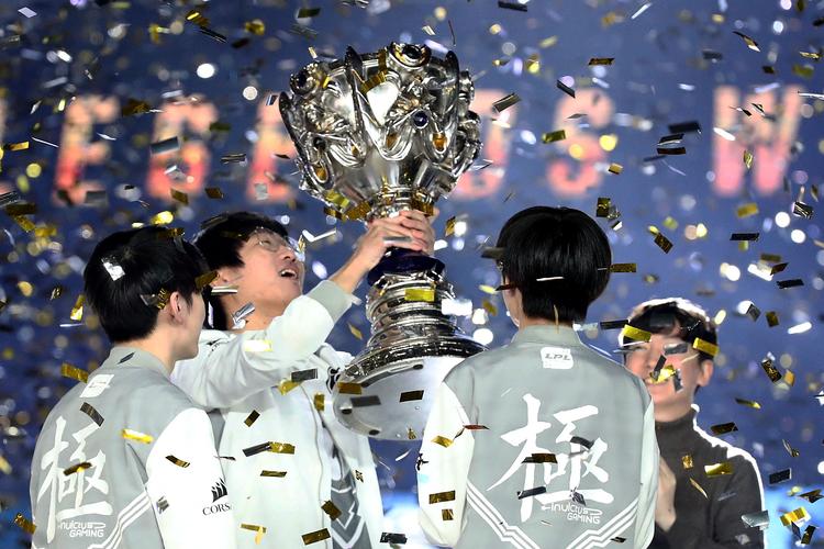 IG VG激战正酣，谁将问鼎冠军？