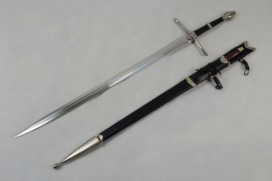 神剑苍白的正义：传奇武器背后的故事
