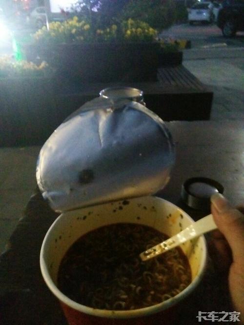 高速服务区泡面风波：餐厅经理喊“这是我的地盘”