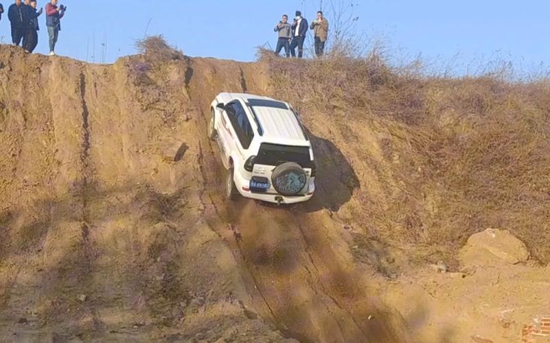 驾驶越野车，征服崎岖山路！
