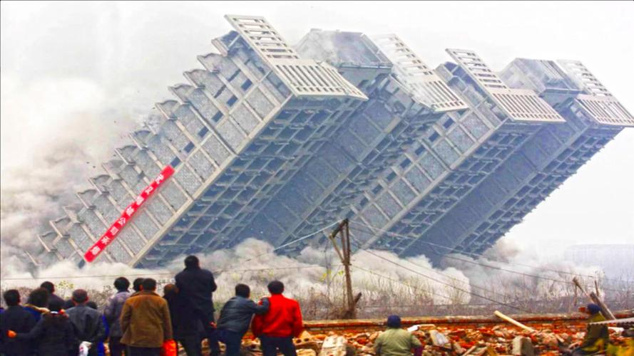 城市爆破拆除：违建建筑灰飞烟灭