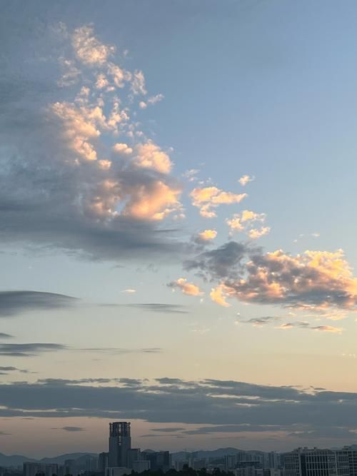 下过雨的夏天傍晚是什么歌？这首歌曾火遍大街小巷！