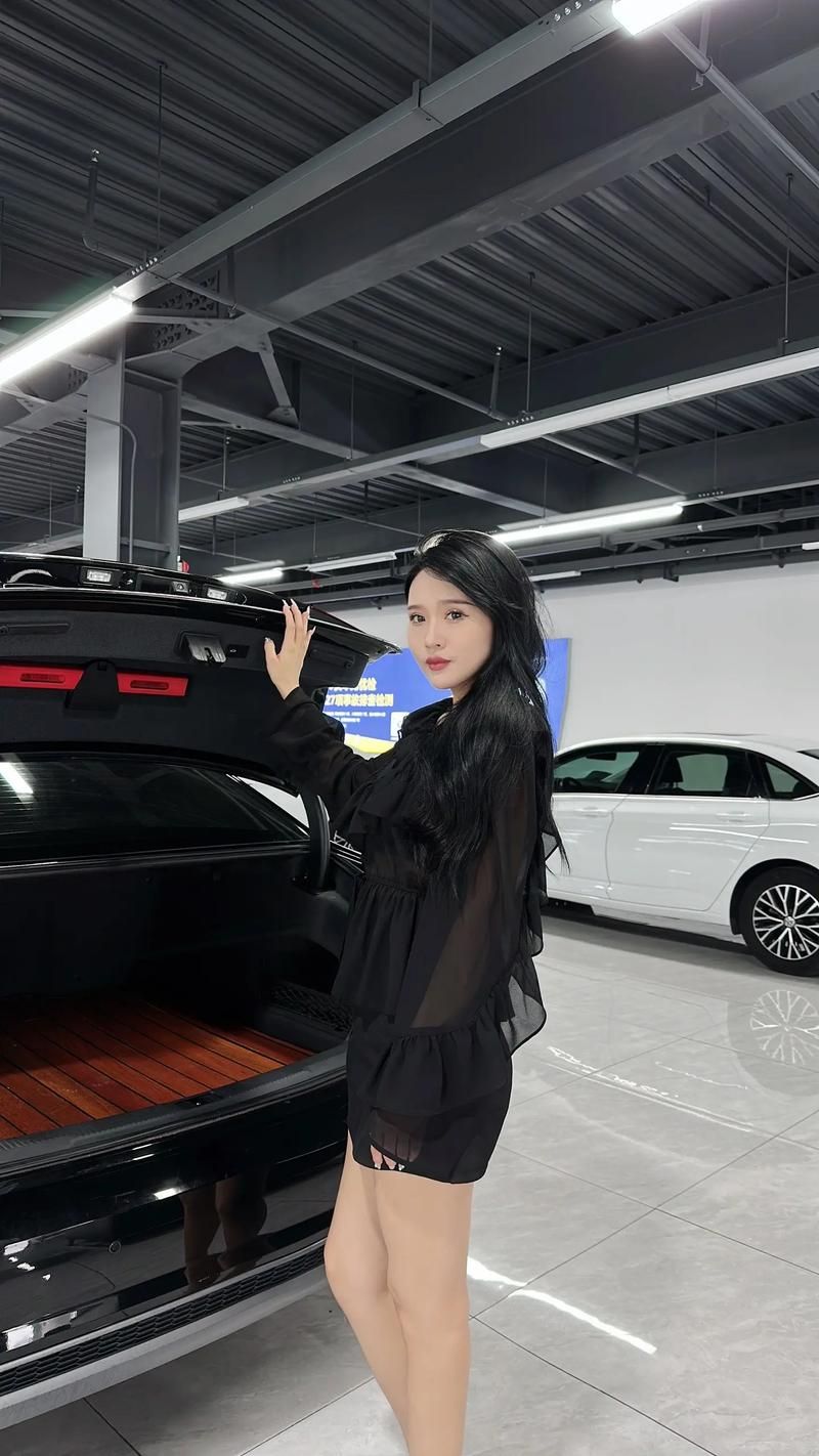 坐下坐上我的副驾，你打扮的还是一样很热辣！