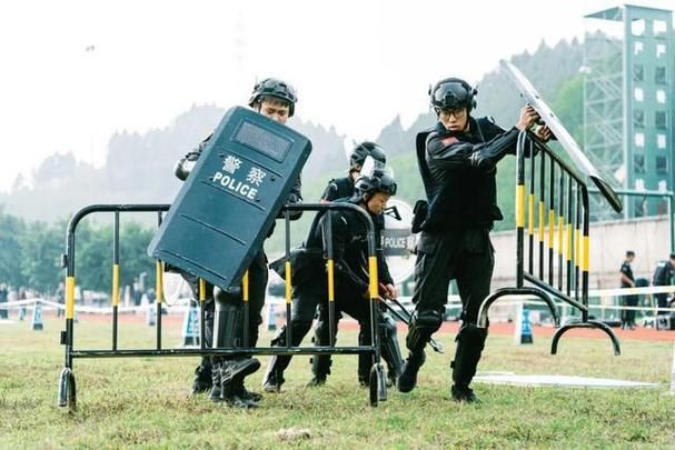 热血出击：闪电突击队，展现中国特警的威武与担当