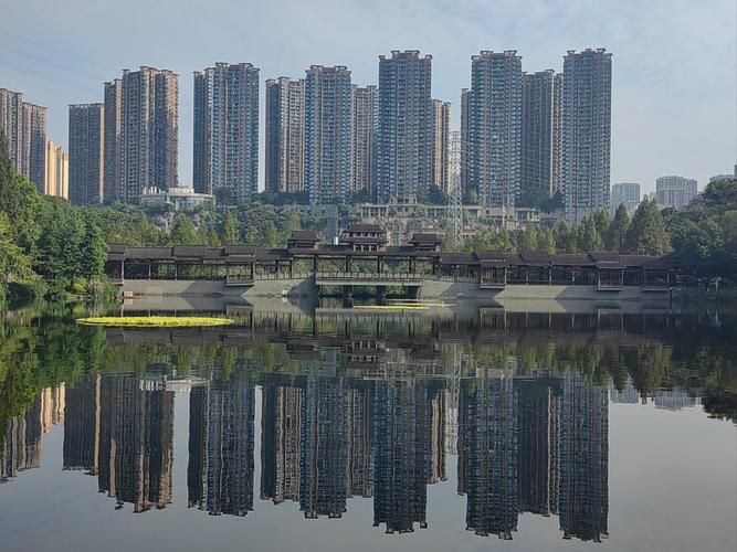 狮子拱门：自由之城，重现荣光！探秘多元文化与独立政治