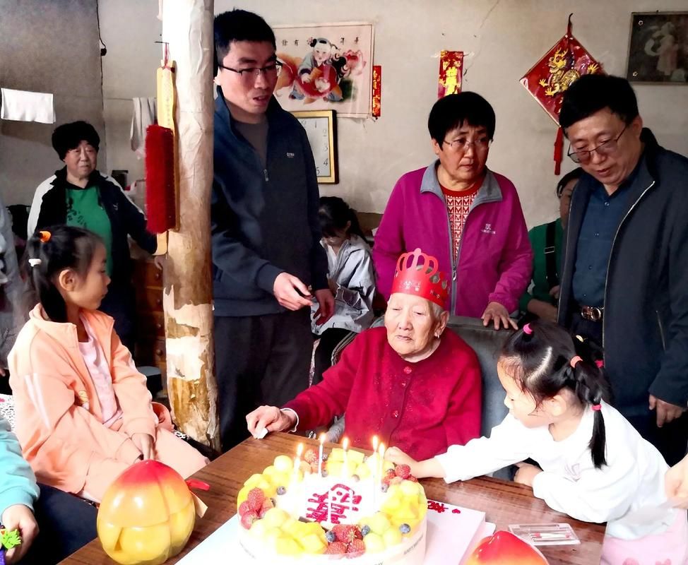王母娘娘生日传说有哪些？揭秘神仙的盛大宴会！