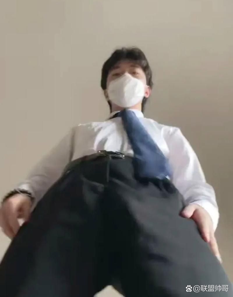 直播打飞机的帅哥是谁？网友疯狂搜索！