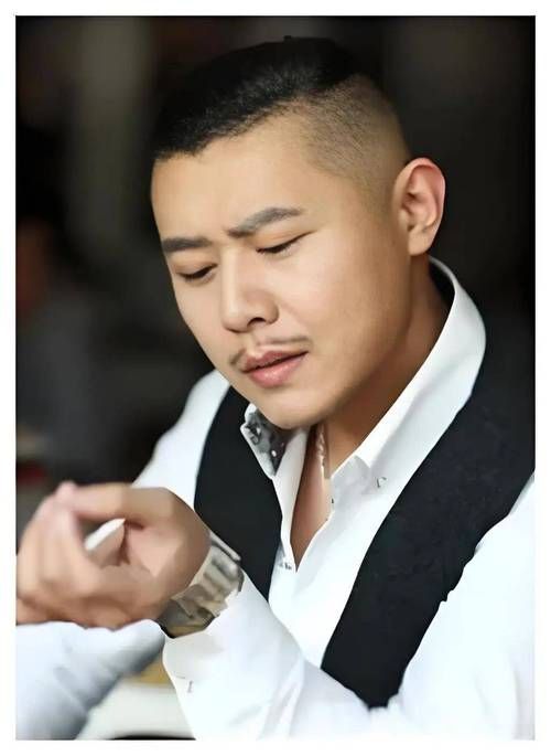 石油大亨的传奇人生：权力、财富与争议