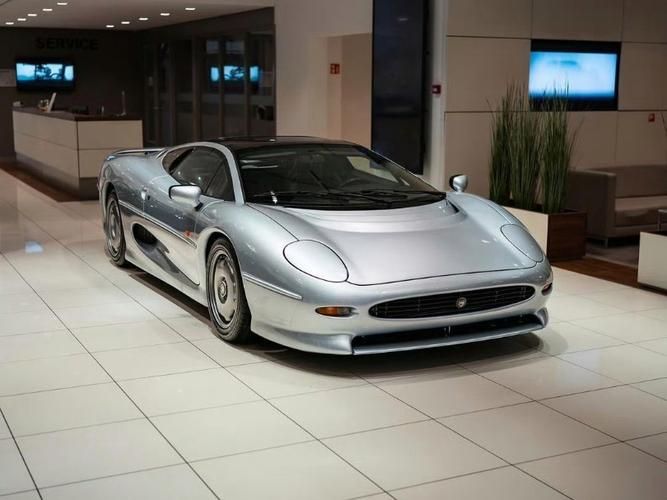 稀有珍藏！揭秘捷豹XJ220跑车的传奇故事