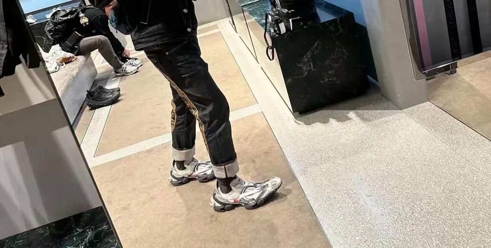 穿巴黎世家是什么意思？这奢侈品梗你真的懂吗？