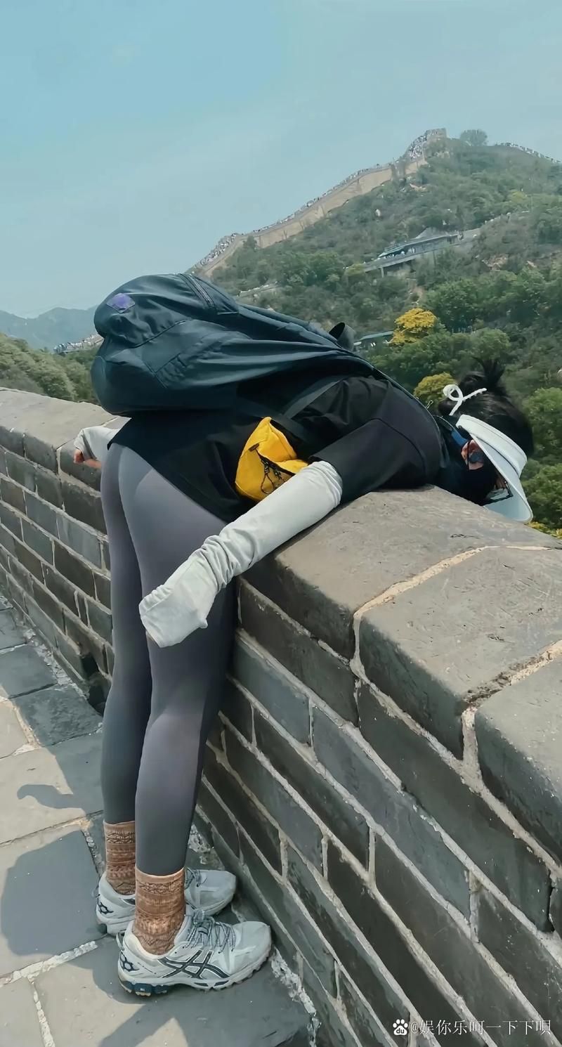 穿瑜伽裤爬山被嘲笑？这个梗背后隐藏的秘密！