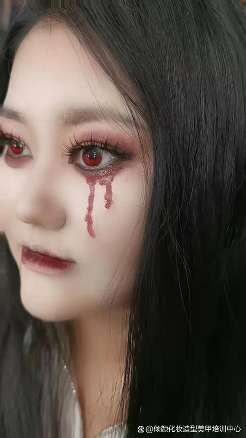 红姨恐怖形象的秘密：妆容、剧情和心理暗示