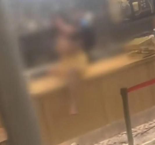 美女去衣事件：奶茶店惊现大胆行为，真相究竟如何？