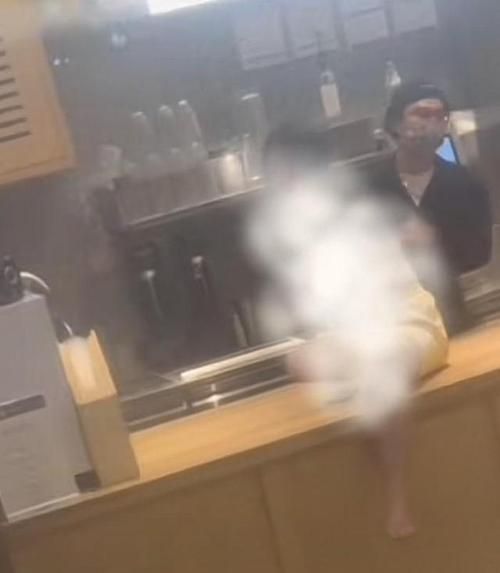 美女去衣事件：奶茶店惊现大胆行为，真相究竟如何？