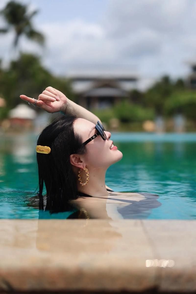 美女比基尼穿搭换装技巧，海边度假这样穿最吸睛！