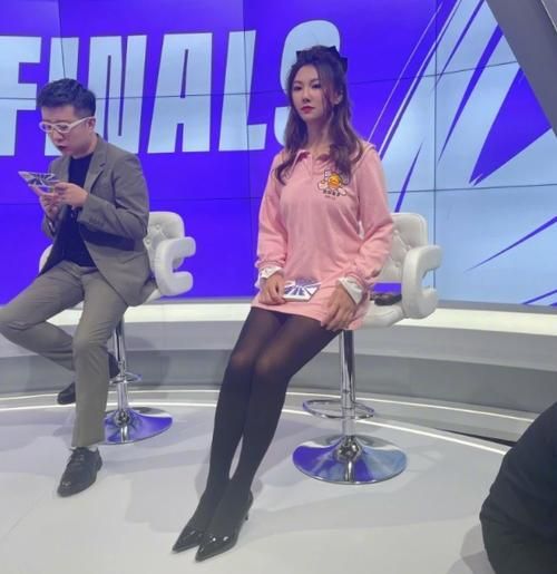 英雄联盟解说小苍：从赛场到直播间，一路走来不容易
