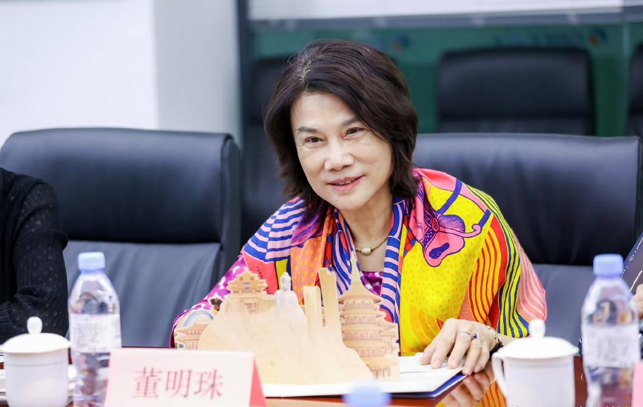 董明珠：从二人转舞台到国家一级演员的蜕变