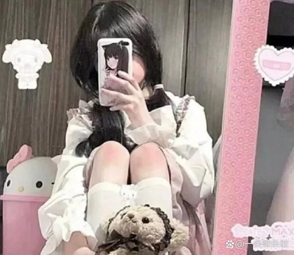解密网图女孩挡脸：是害羞还是另有隐情？