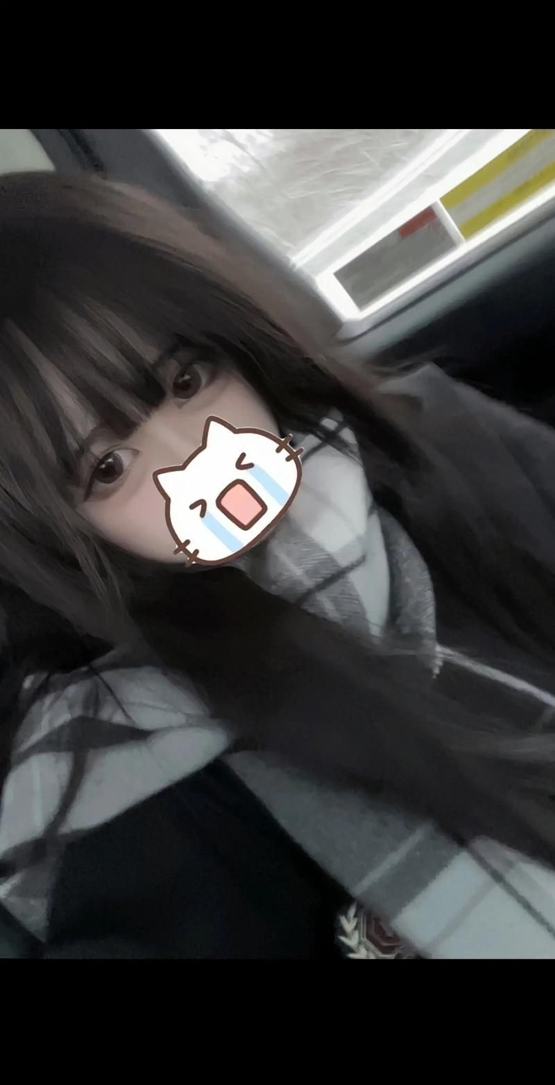 解密网图女孩挡脸：是害羞还是另有隐情？
