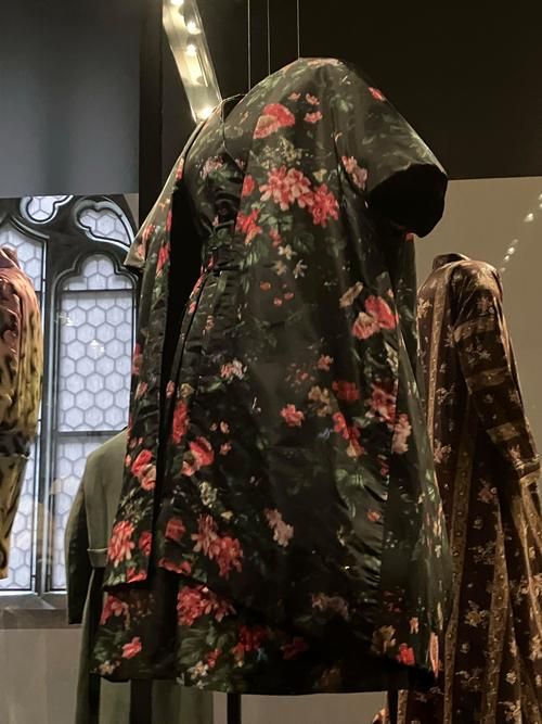 解读巴黎世家和华伦天奴：奢侈品牌背后的故事与含义
