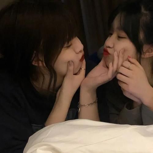超火闺蜜头像一对两张：ins风高清，甜蜜爆棚！