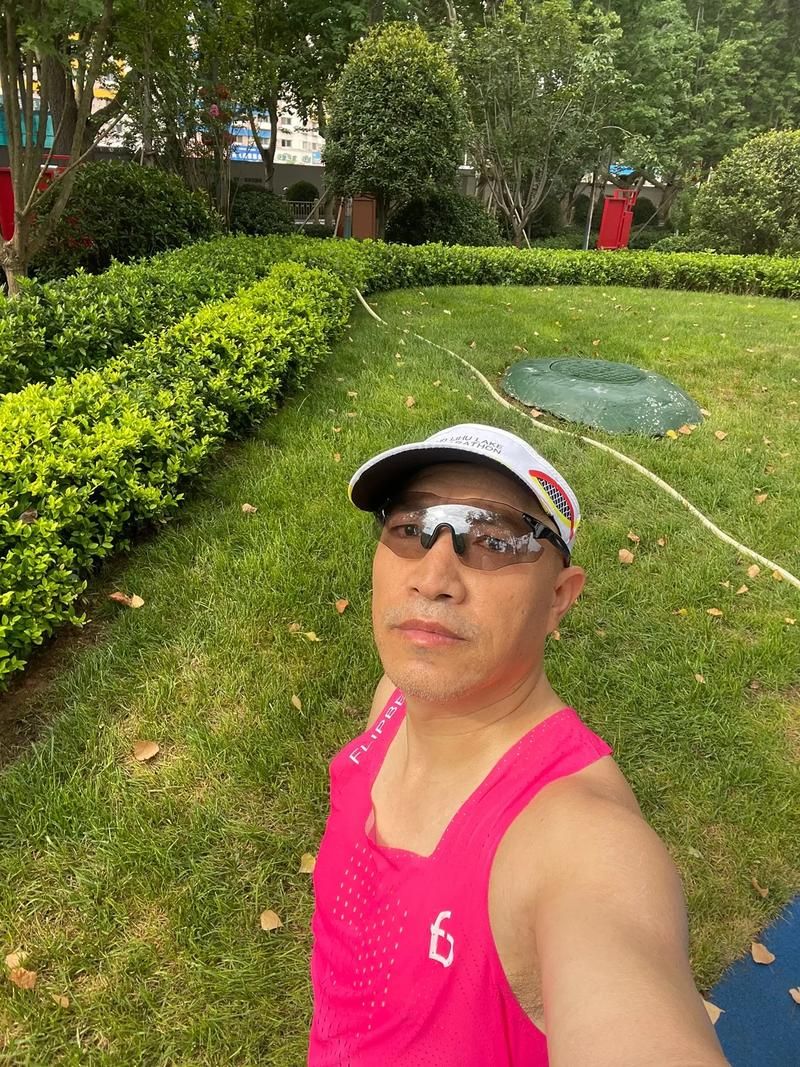 跑步汗流浃背是什么成语？一个人在跑步