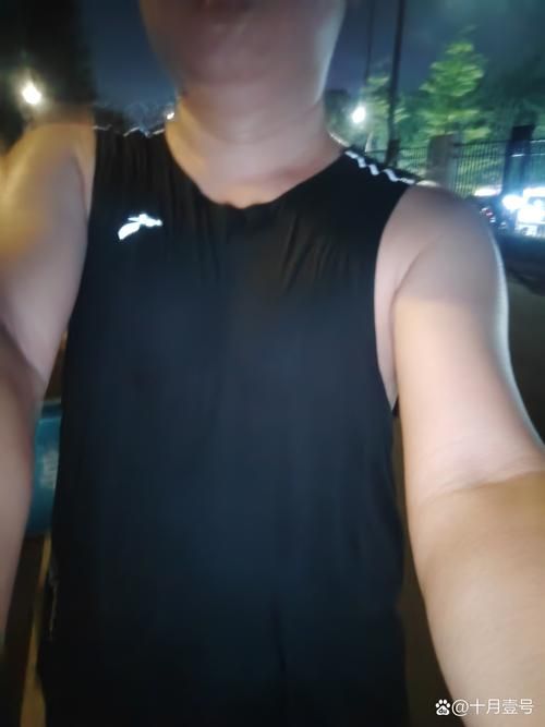 跑步汗流浃背是什么成语？一个人在跑步