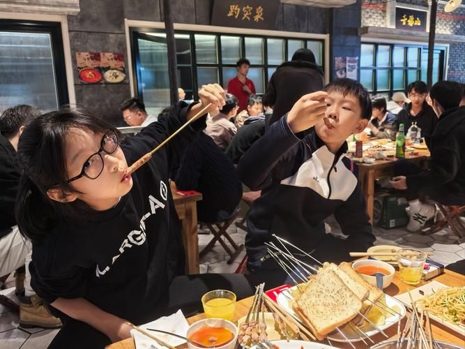 路边聚会：明星素颜撸串，真实生活大曝光！