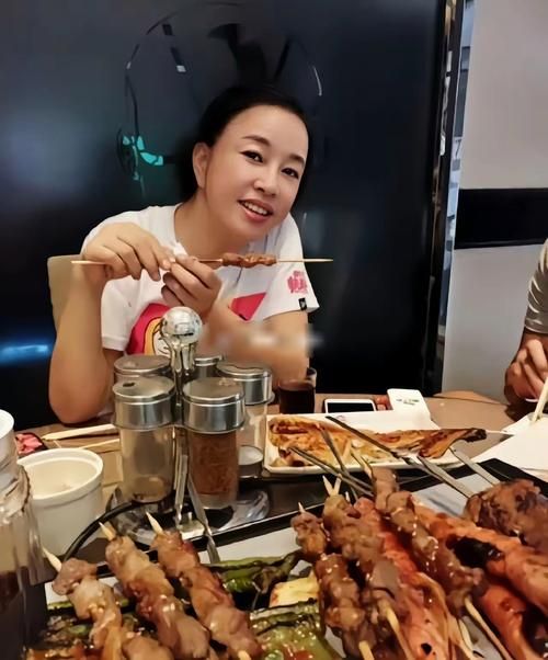 路边聚会：明星素颜撸串，真实生活大曝光！