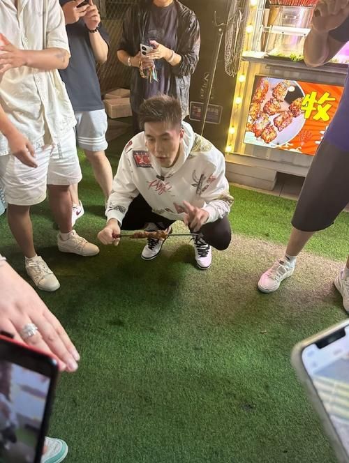路边聚会：明星素颜撸串，真实生活大曝光！