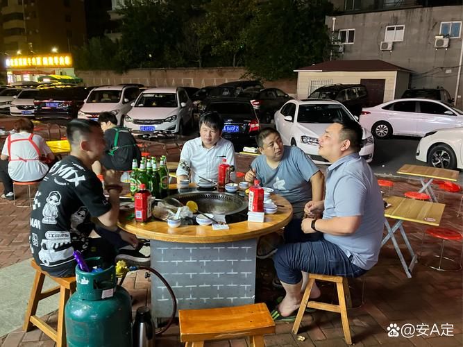 路边聚会：明星素颜撸串，真实生活大曝光！