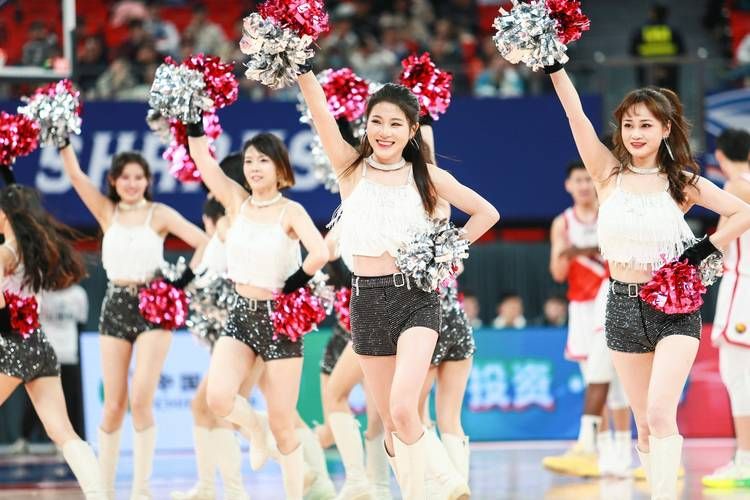 运动场上的亮丽风景线！拉拉队员手里拿的叫什么？
