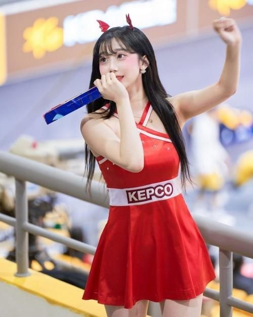 运动场上的亮丽风景线！拉拉队员手里拿的叫什么？