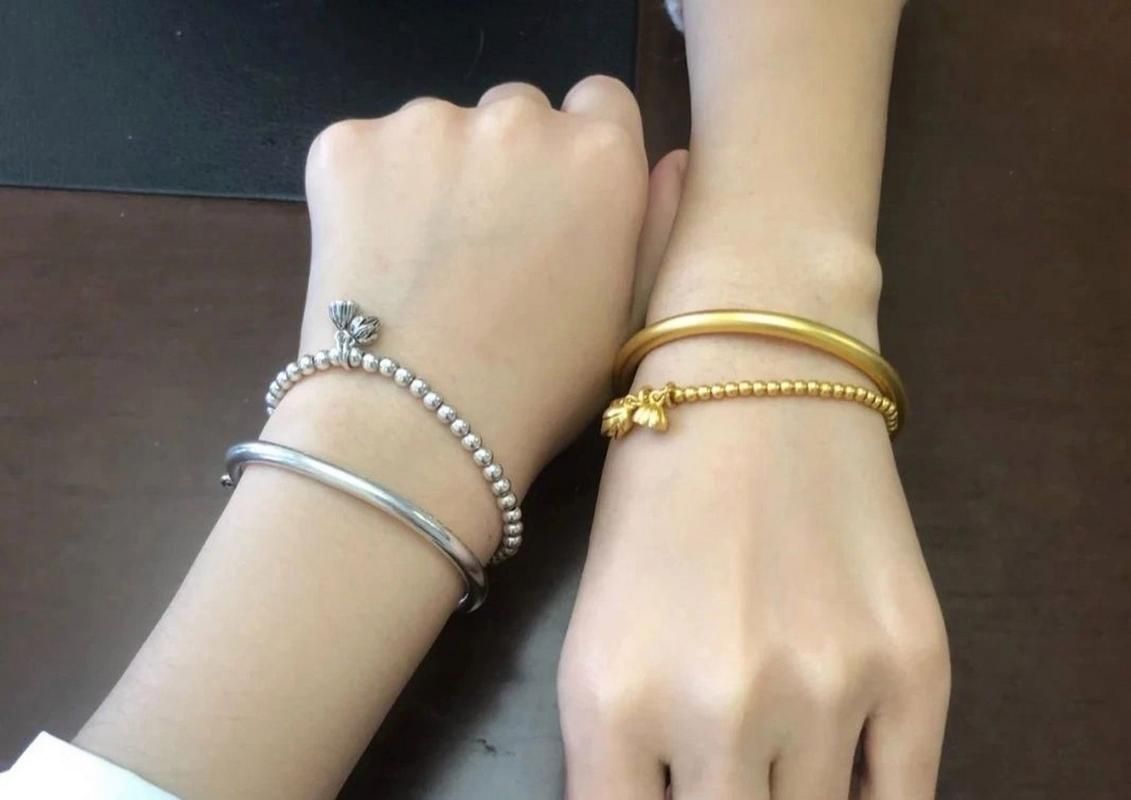 金银手镯怎么戴才好看？左右手戴法讲究多