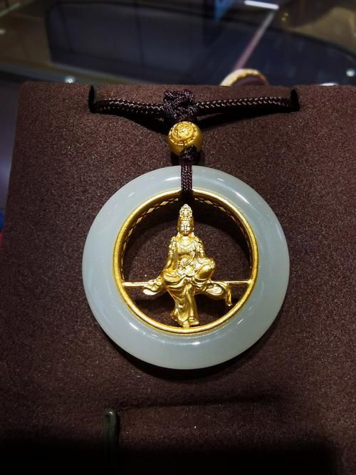 金镶玉吊坠戴着好不好？其寓意和象征是什么？