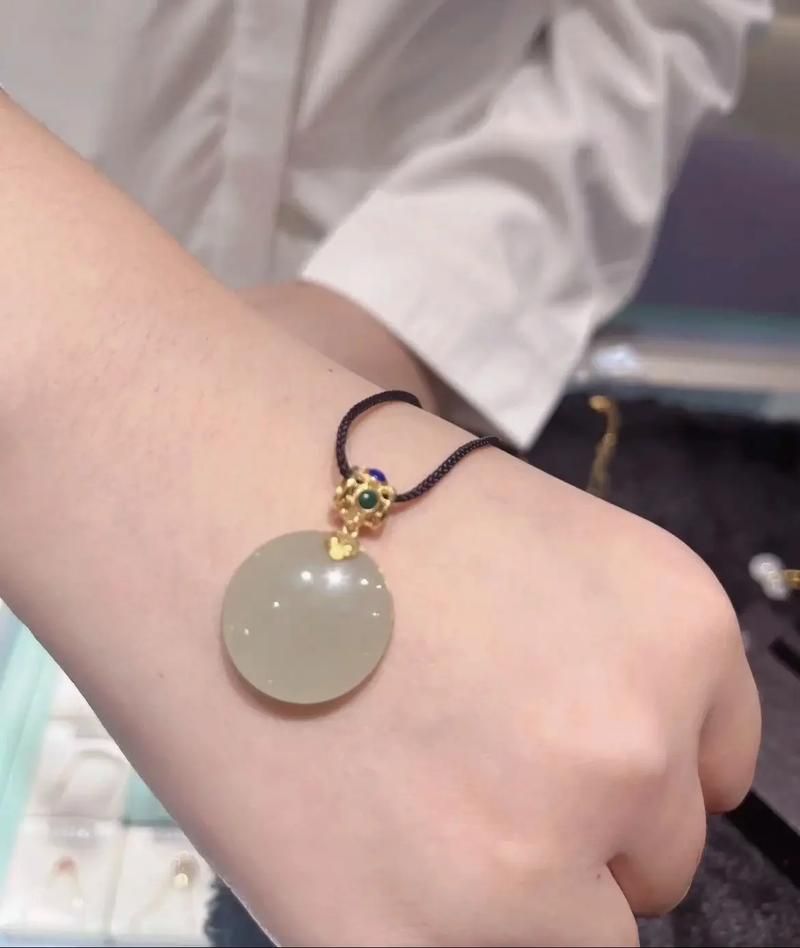 金镶玉吊坠戴着好不好？其寓意和象征是什么？