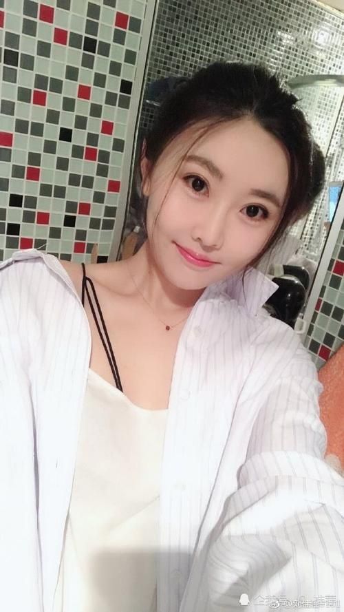 阿怡微博持续更新：直播、游戏、还有……