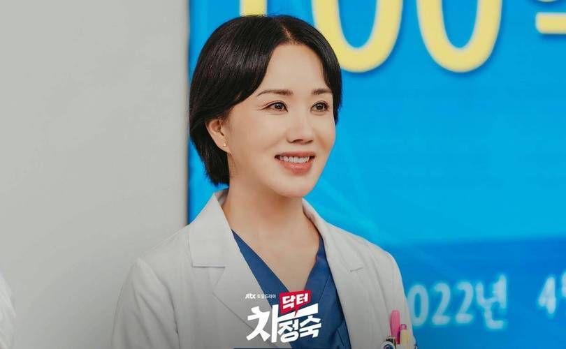 韩国实力派演员严正花：演技与魅力并存的时代偶像